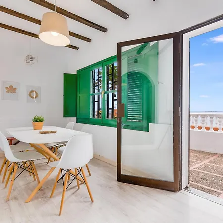 度假居 Home2book Bright House Facing The Ocean Taliarte 梅莱纳拉